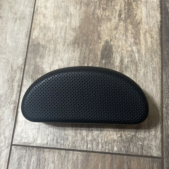 Guess Womens/Mens Black Perforated Style hard shell Eyeglass Case - Picture 4 of 5